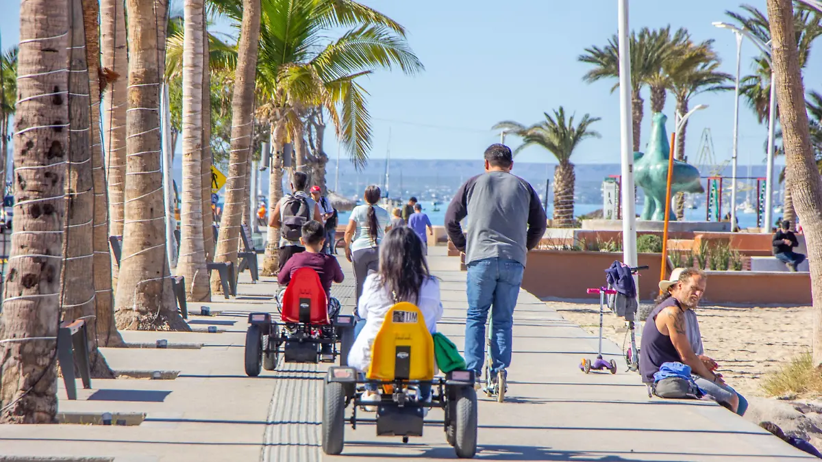 personas y cuatriciclos en el malecon de la paz