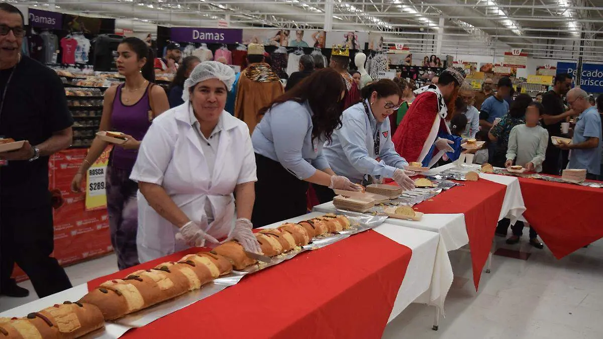 personal-casa-ley-la-paz-cortando-rosca-reyes