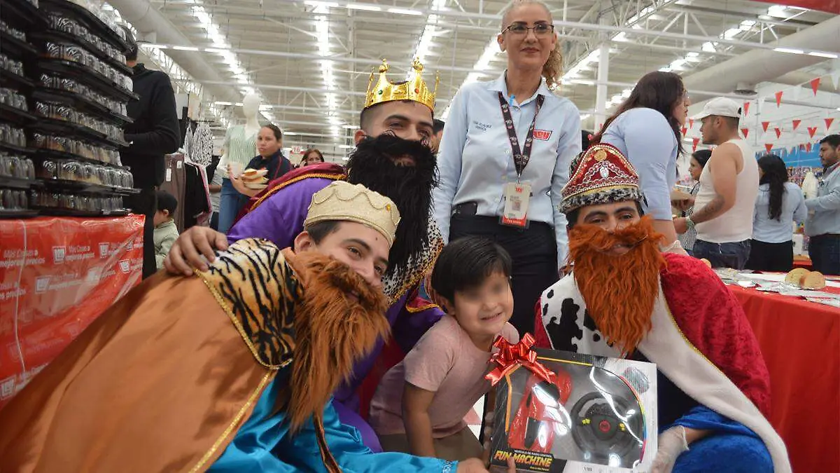 niño-tomandose-fotos-reyes-magos-casa-ley-la-paz