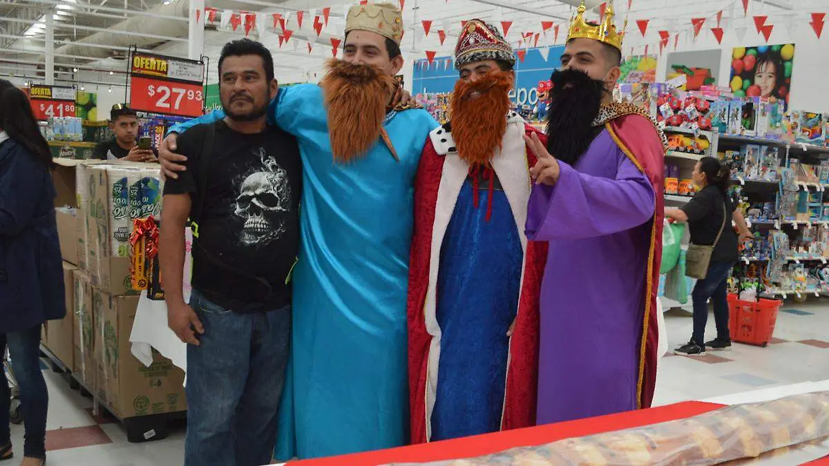 hombre-tomandose-fotos-reyes-magos-casa-ley-la-paz