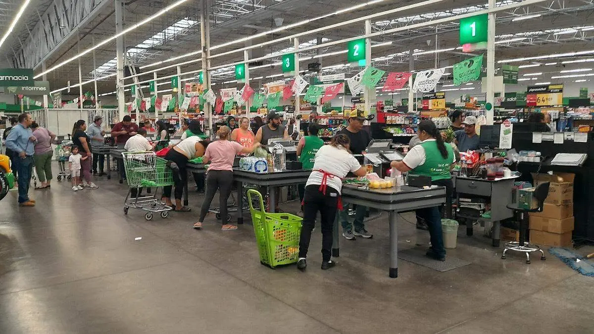 Supermercado con sillas