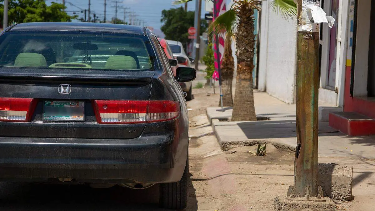 estacionado vehiculo chocolate