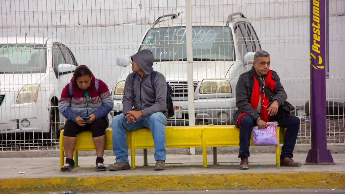 personas con frio abrigadas en la paz