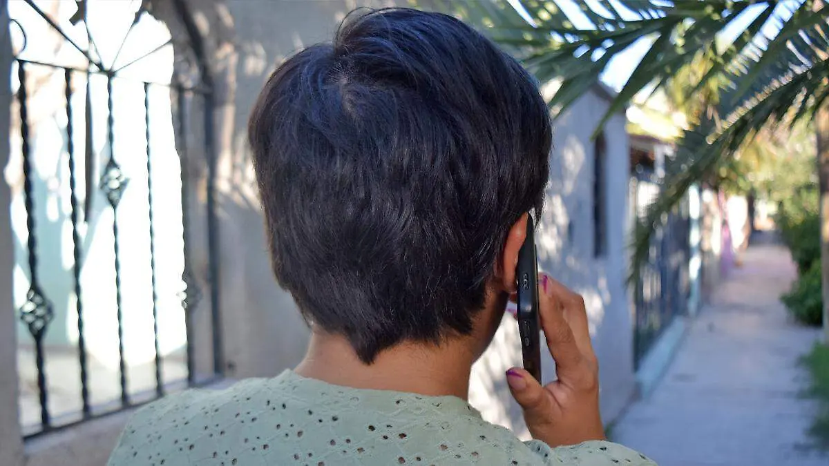 hablando por celular