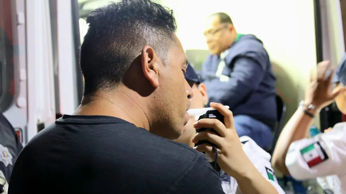 hombre-haciendo-prueba-alcoholimetro