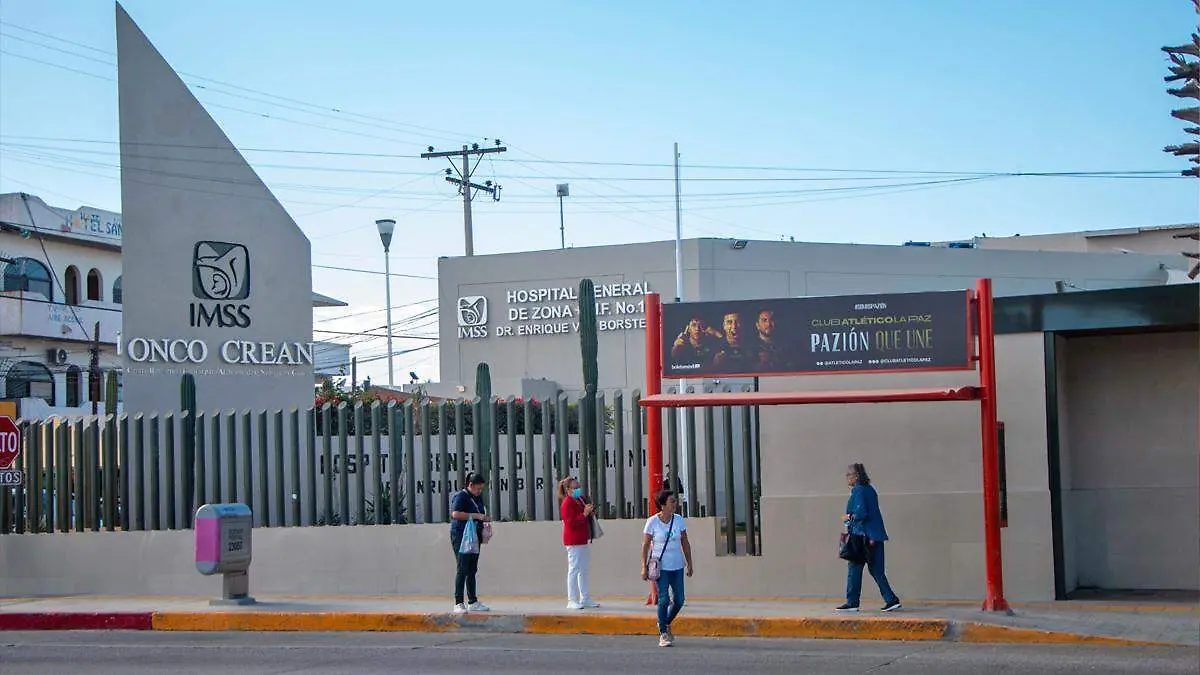 personas-esperando-camion-parada-sin-asiento-frente-hospital-imss-la-paz