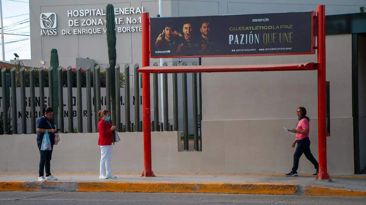 mujeres-esperando-transporte-publico-parada-sin-asiento-imss-la-paz