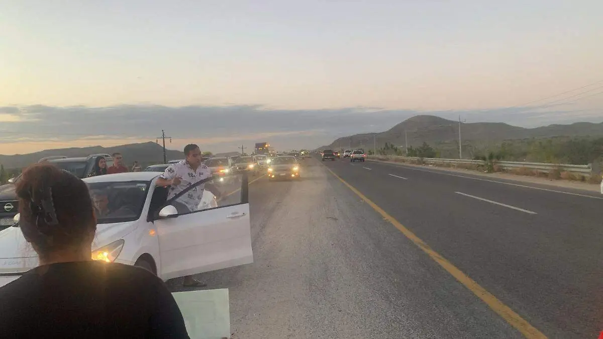 autos-haciendo-fila-carretera-bloqueada-pescadero-familiares-saul-castro