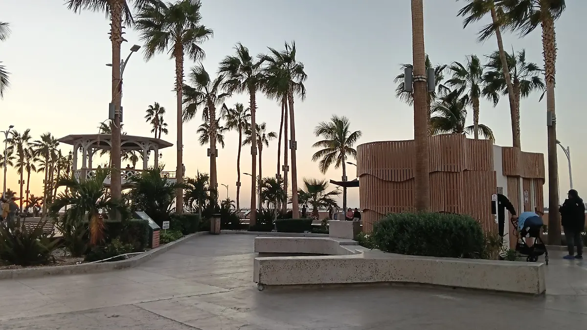baños-frente-kiosco-malecon-la-paz