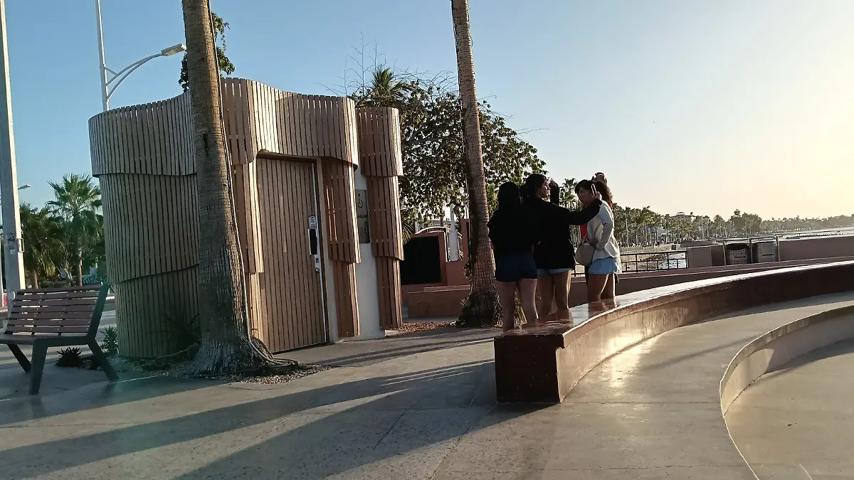 mujeres-frente-malecon-la-paz