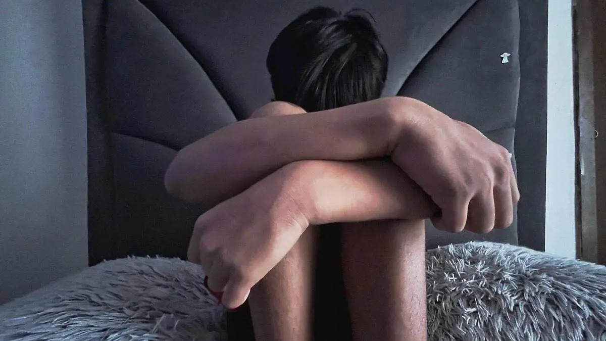 niño-sentado-cama-llorando