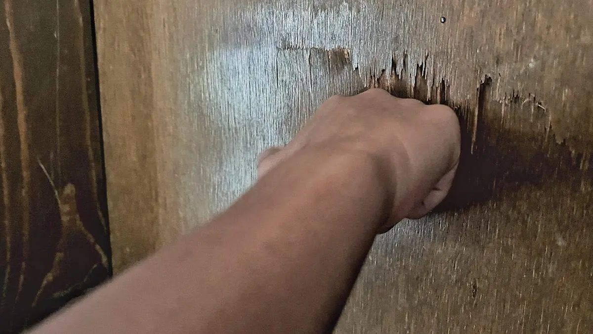 persona-golpeando-pared-madera