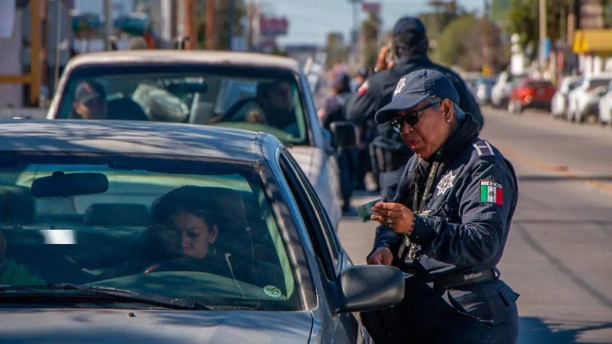 policia-revisando-licencia-conductora-reten-policial-la-paz
