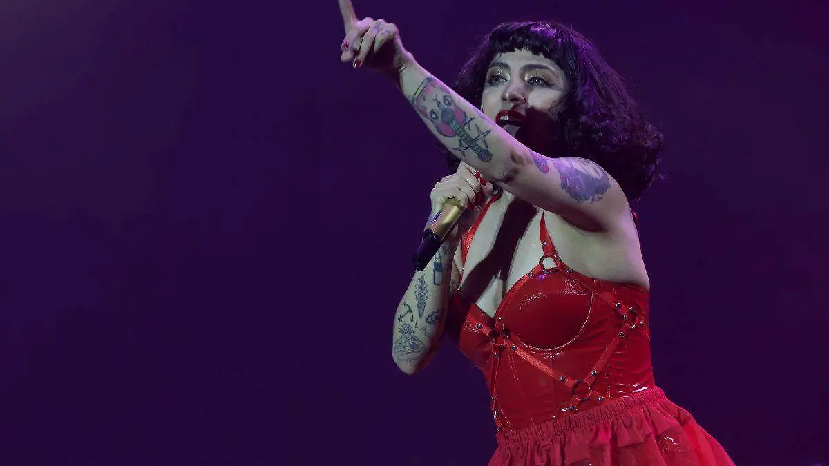 mon-laferte-cantando-concierto