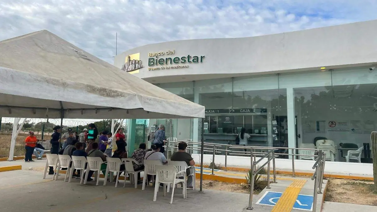 personas-haciendo-fila-otras-sentadas-sucursal-banco-bienestar-los-cabos