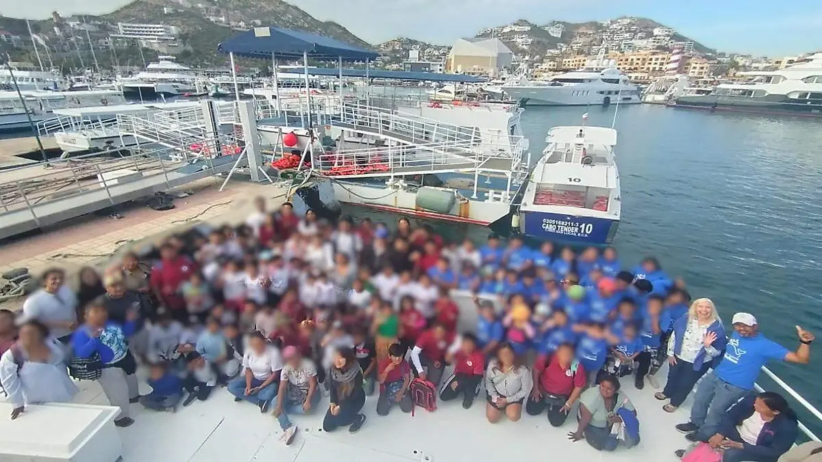 menores pasean en barco gratis en bahia de cabo san lucas 1