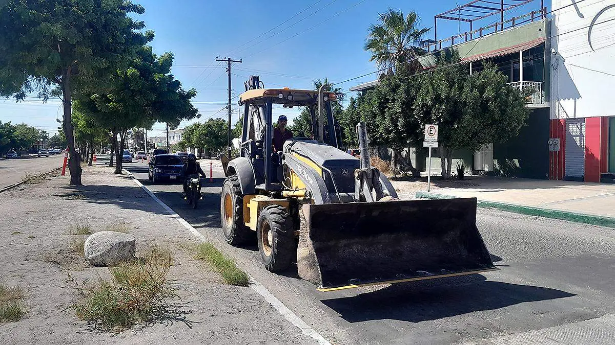 maquinaria-circulando-calle-reparacion-la-paz