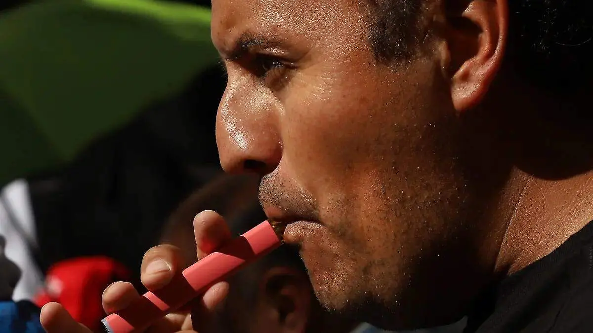 persona-fumando-vaper-1