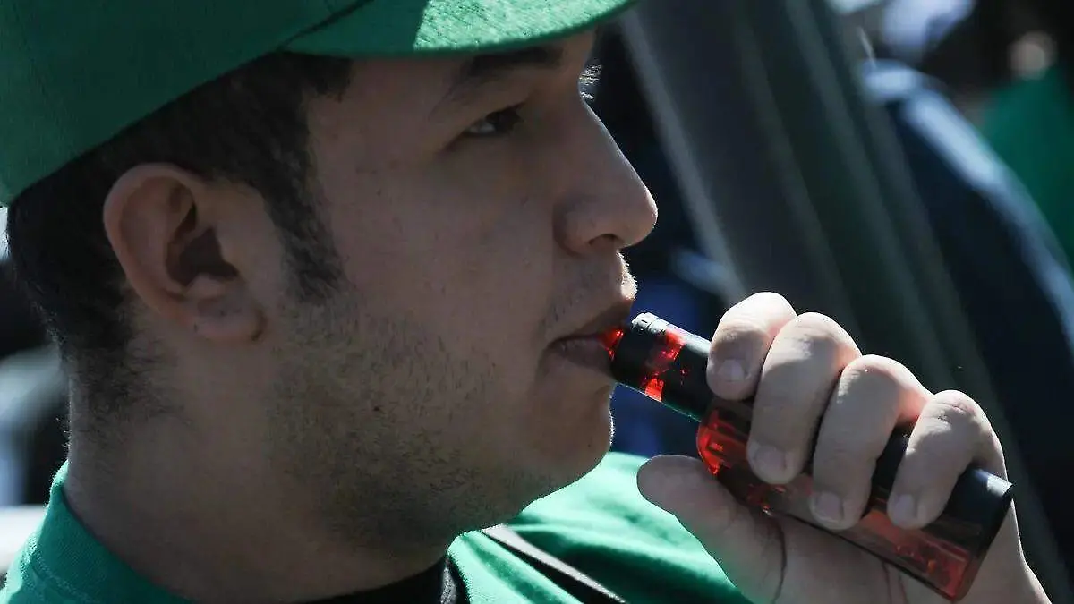 hombre-fumando-vapeador-calle