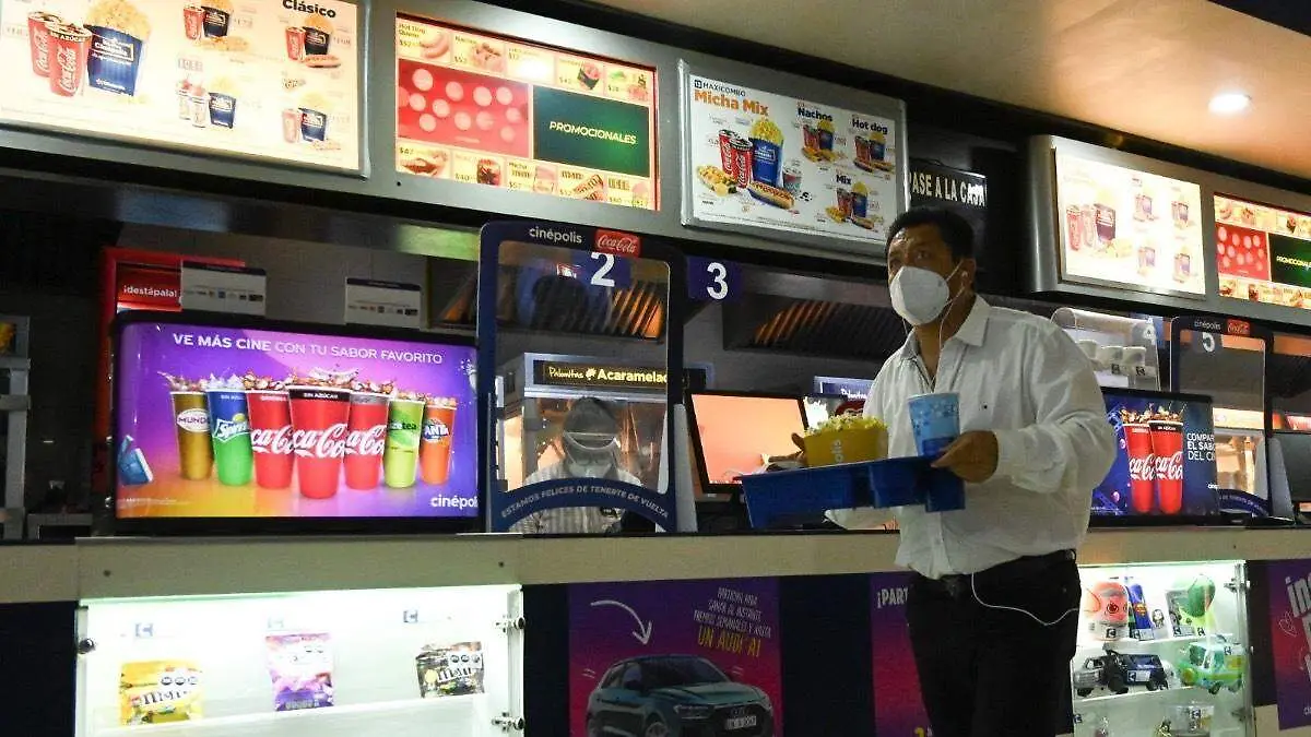 hombre-combo-palomitas-cinepolis-la-paz