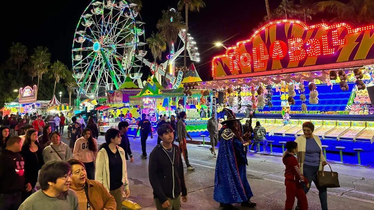 Carnaval-juegos- puestos- gente