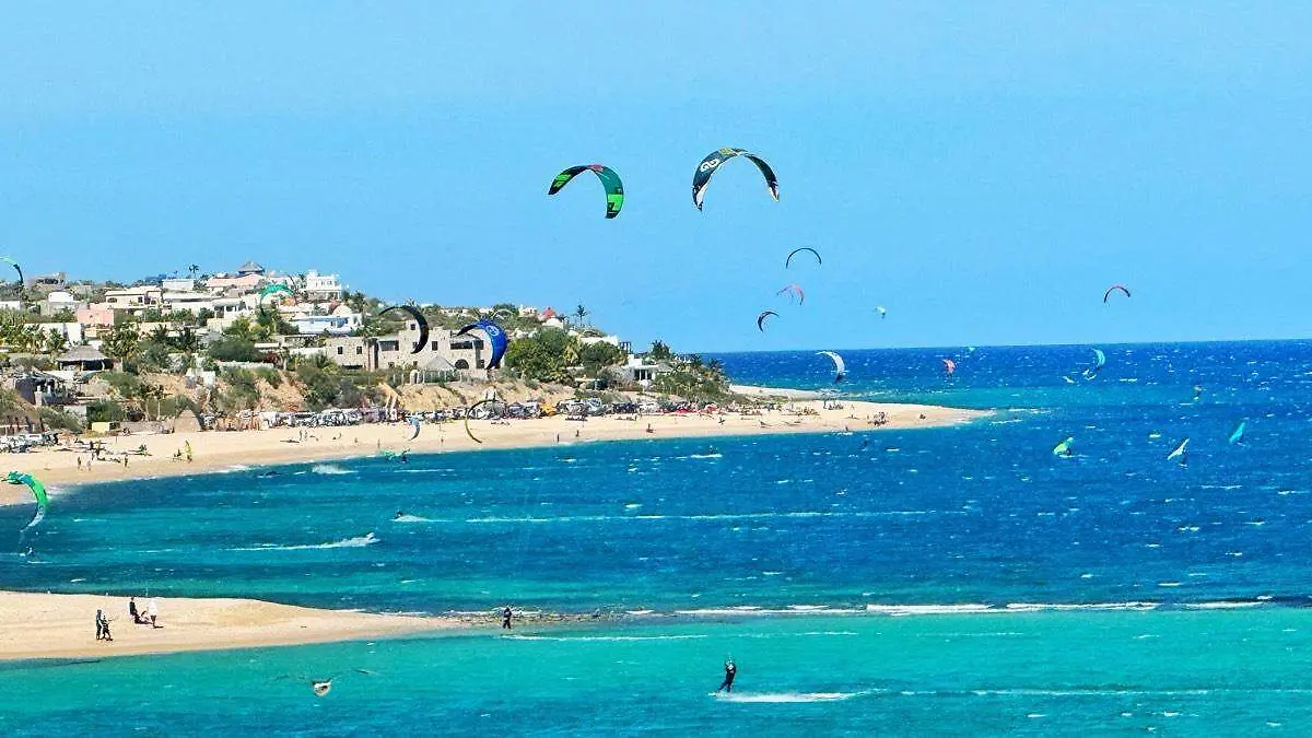 vista-bahía-la-paz-personas-practicando-kitesurf