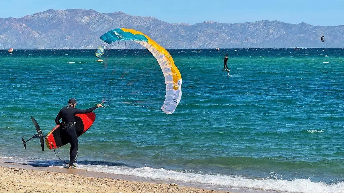 kitesurfista-saliendo-al-mar-playa-la-ventana