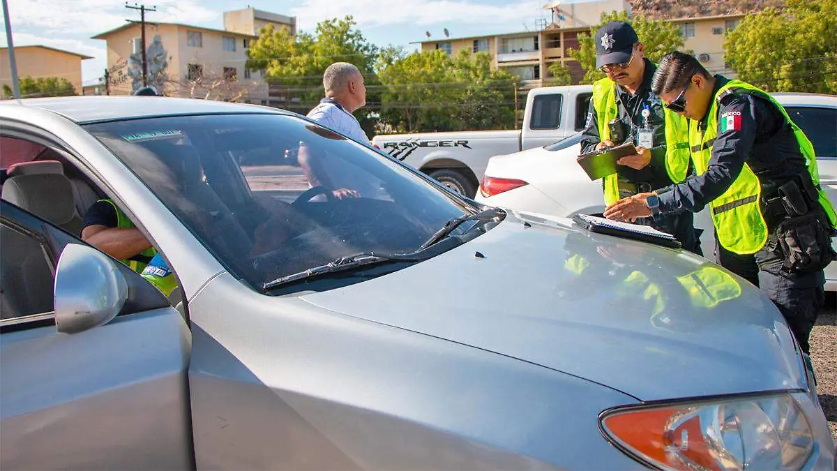 policias detienen auto