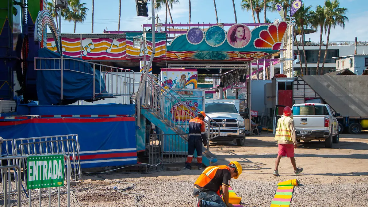 personas-instalando-juegos-mecanicos-carnaval-la-paz