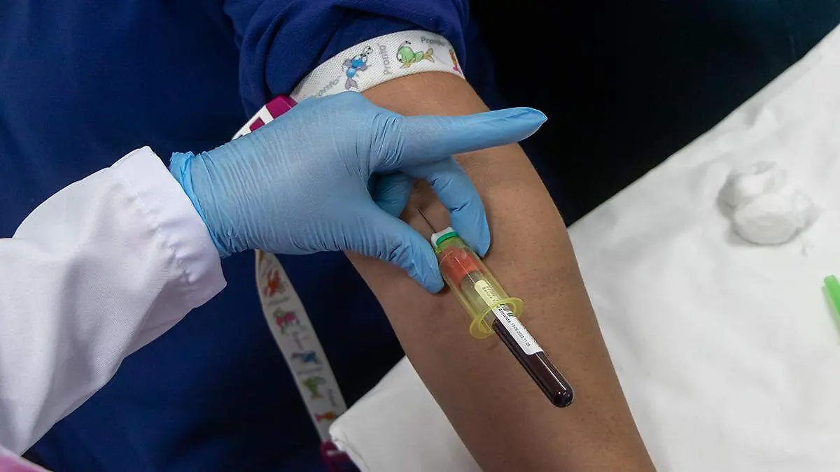 personal-salud-sacando-sangre