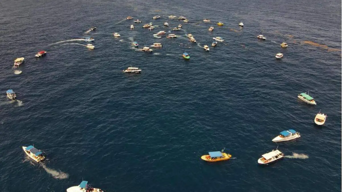 Boats-circling-tiburon-ballena-off-Mexicos-Yucatan-coast