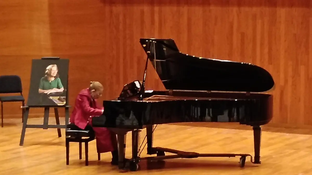 mujer-toando-piano-presentación-libro-30-mujeres-empoderadas-baja-california-sur-angie-montoya