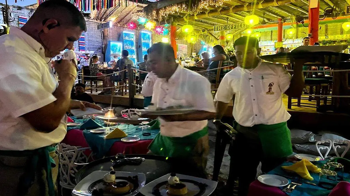 meseros-restaurante-amara-los-cabos