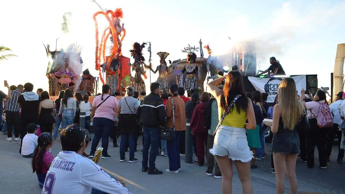 personas-viendo-desfile-carnaval-la-paz-2025-malecon