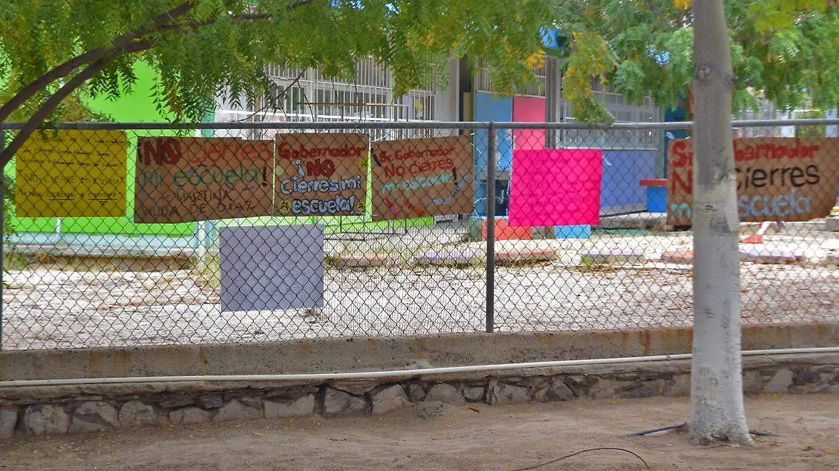 pancartas reja escuela cierre