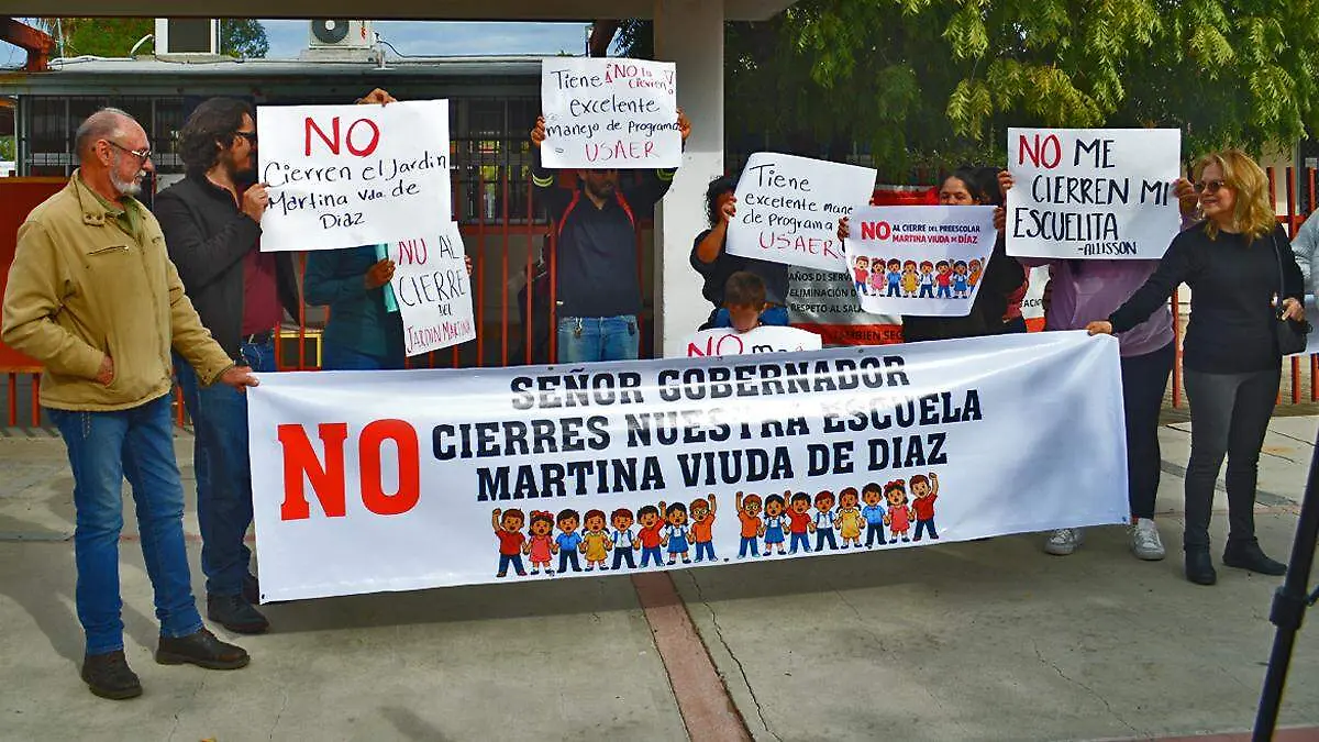 pancarta no cierres escuela