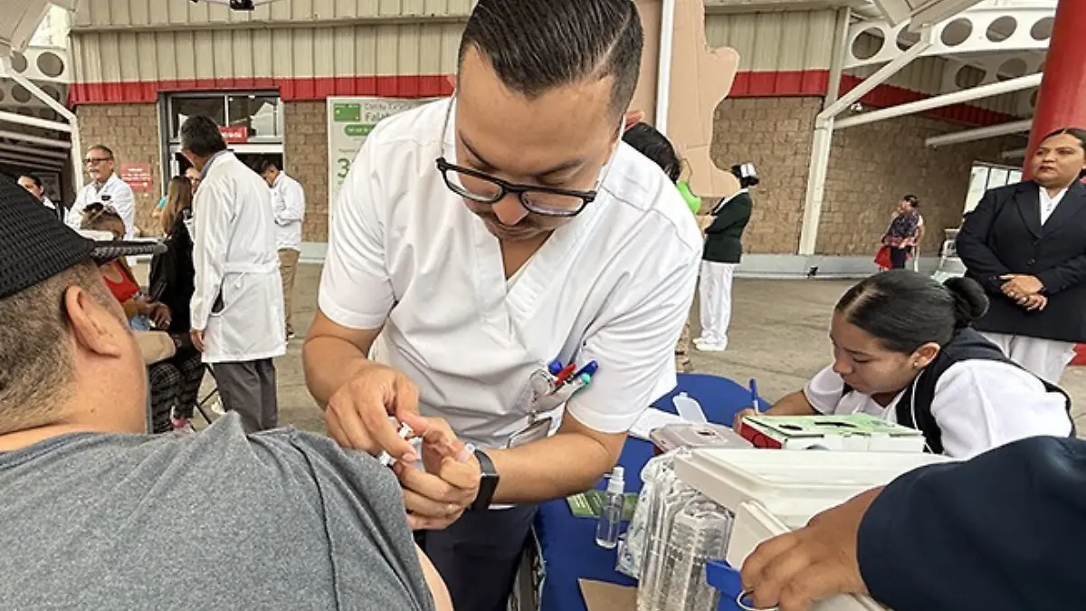 enfermero-vacunando-hombre-campaña-vacunacion-la-paz