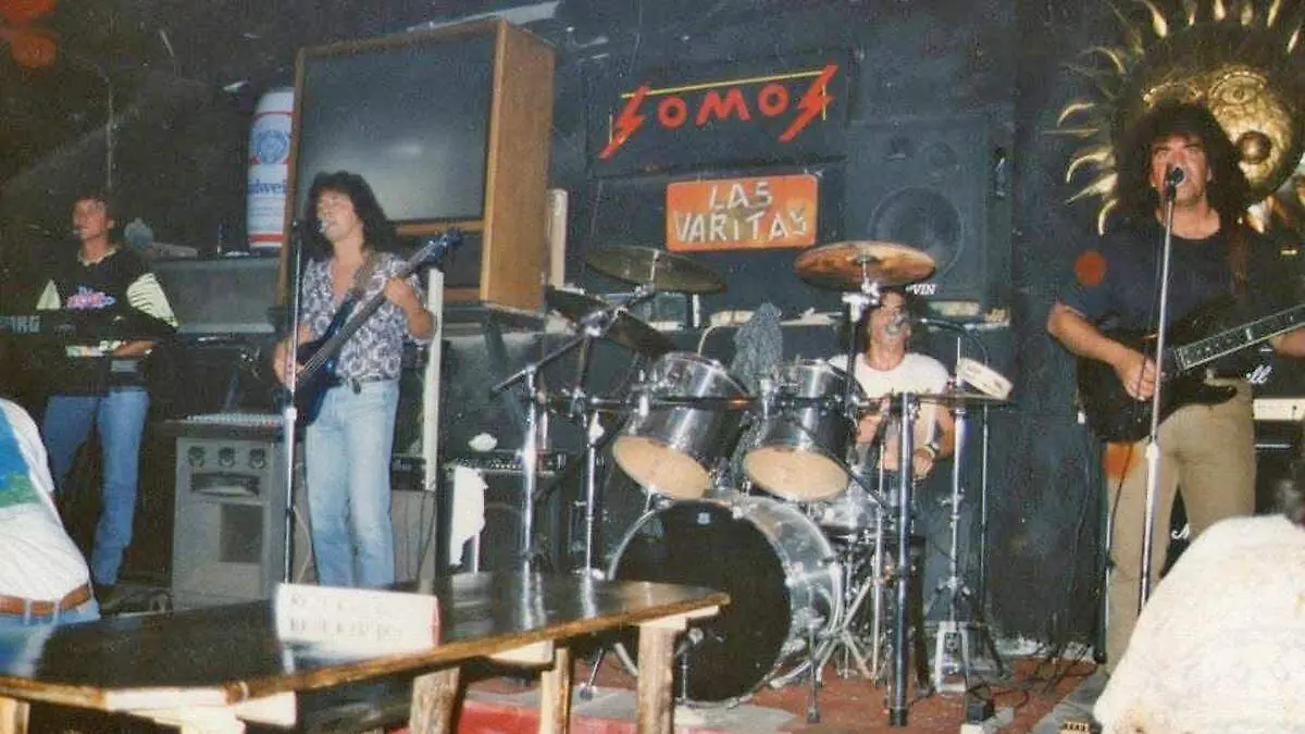 grupo-somos-las-varitas-tocando-concierto