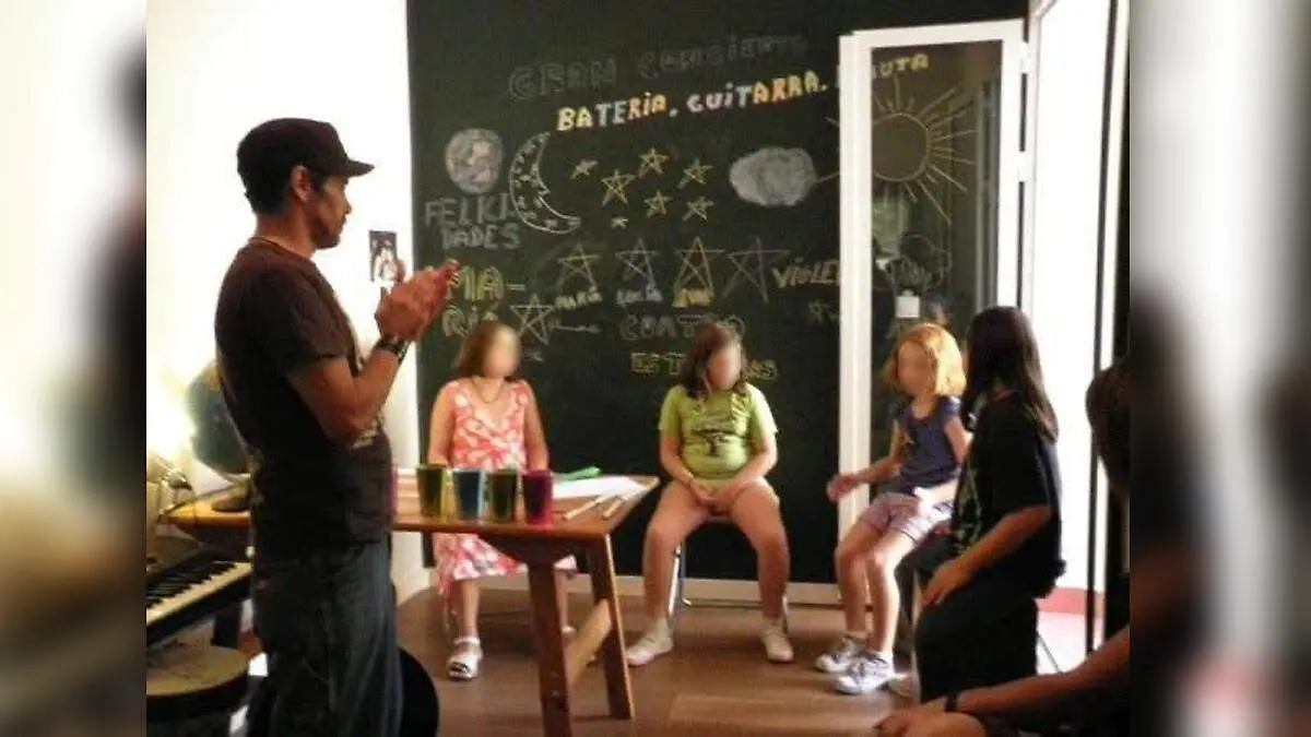 willy-de-ibarra-dando-clases.-musica-niños