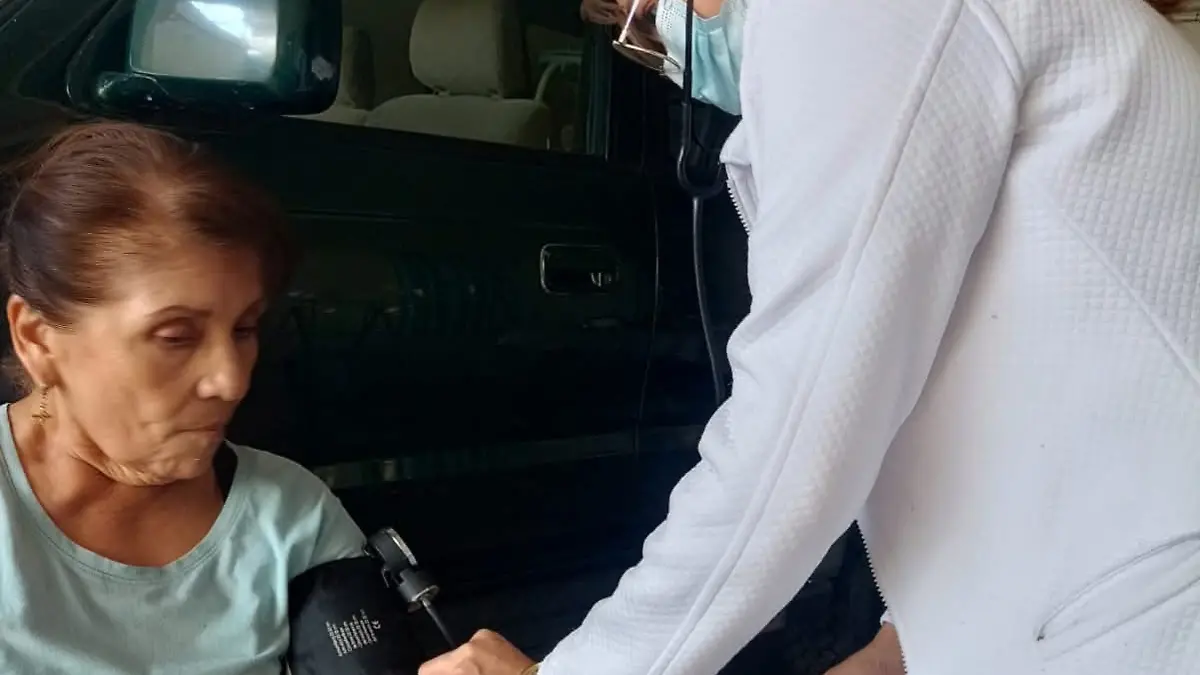 Persona mayor recibiendo atencion medica 2