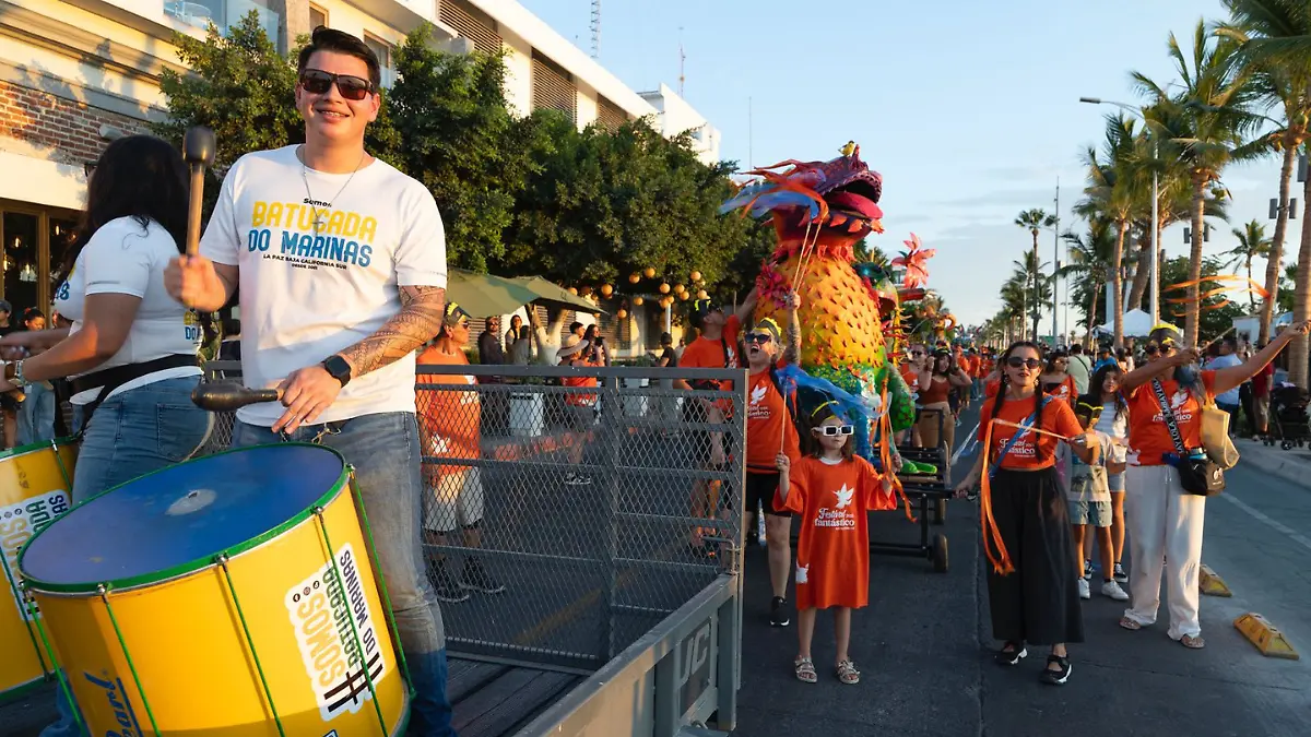 personas-desfile-tewales-carnaval-la-paz