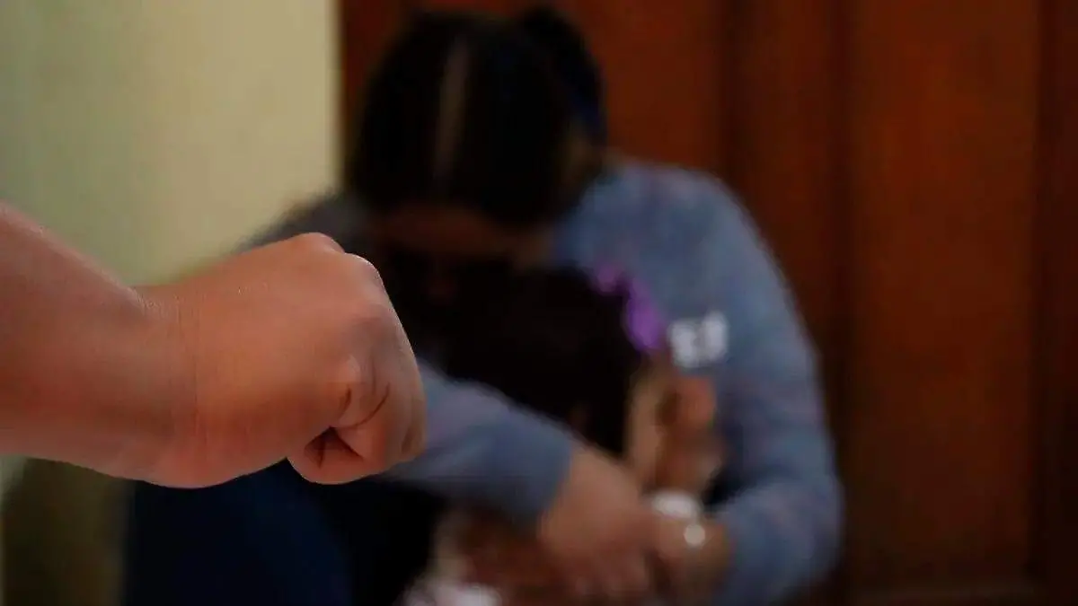 mujer-protegiendo-niña-hombre