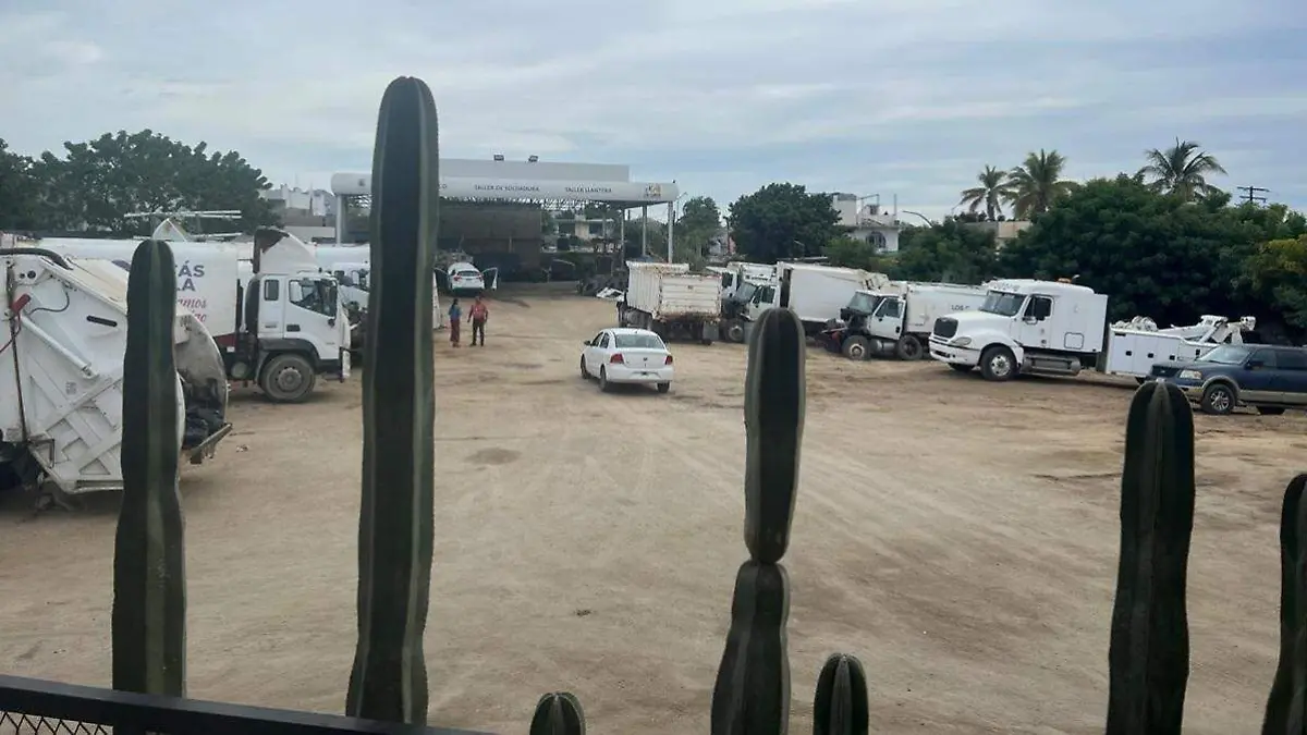 Camiones recolectores de basura en los cabos 2