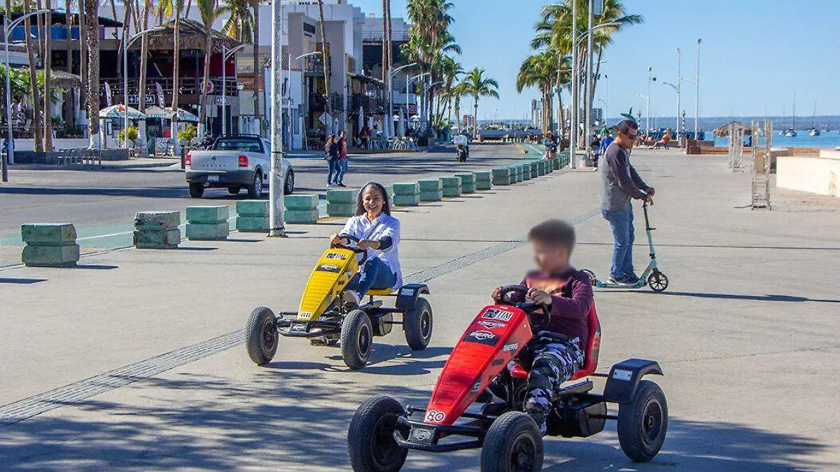 mujer-niño-go-karts-malecon-la-paz