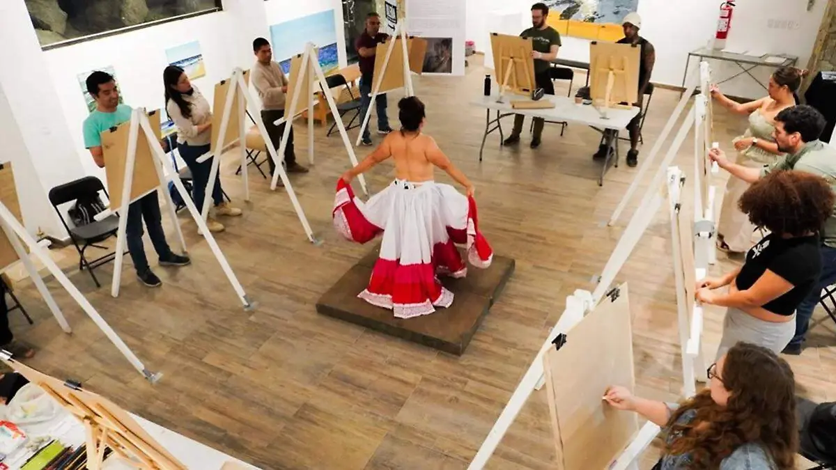 personas-pintando-mujer