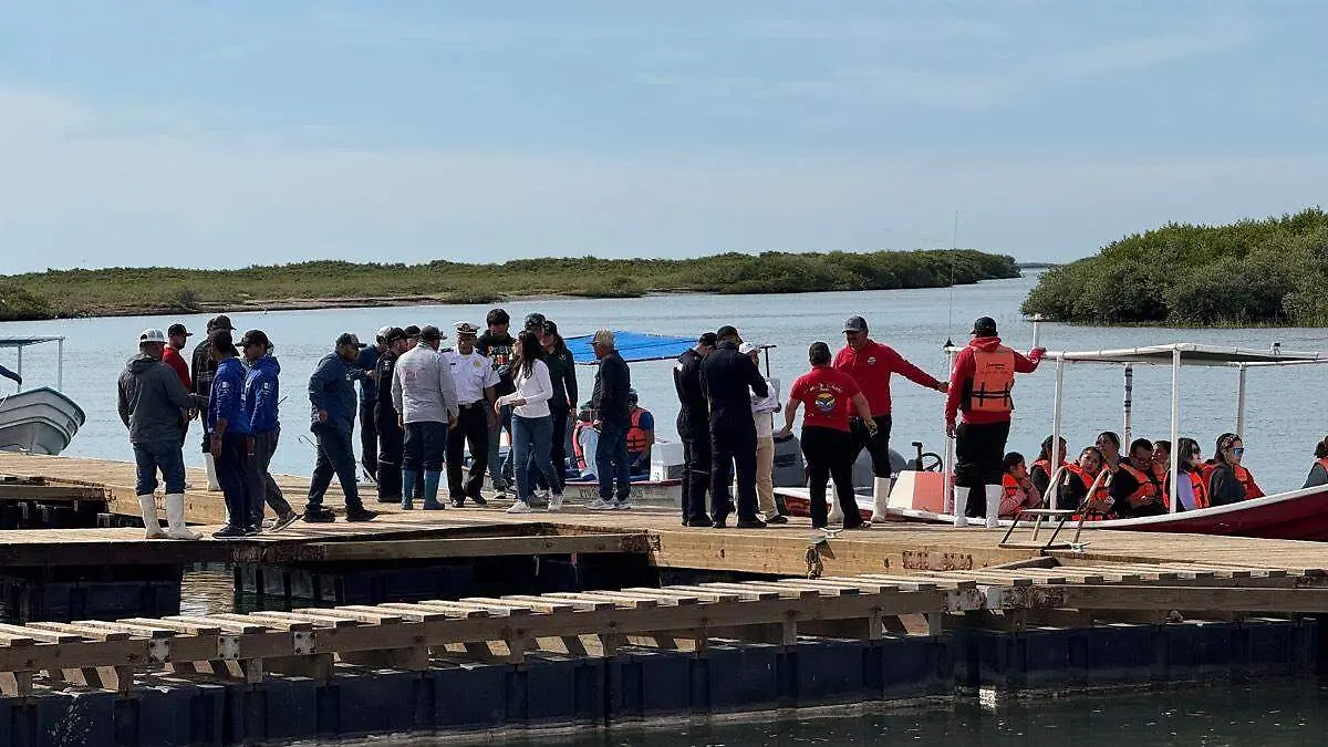 Turistas subiendo a embarcaciones