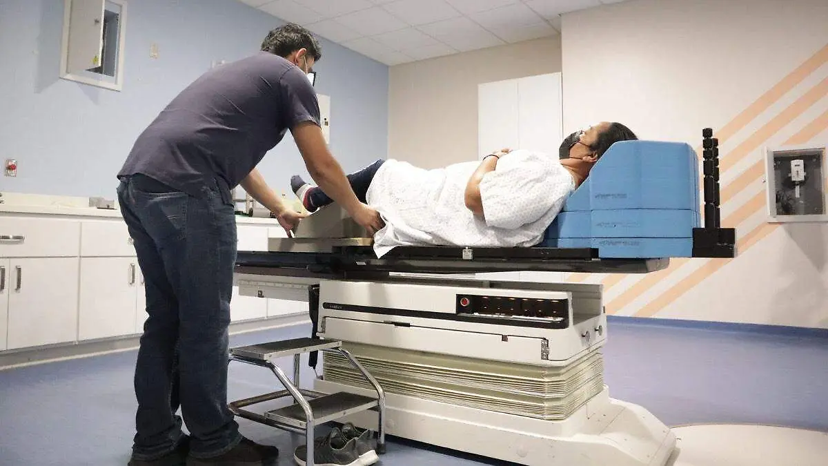 enfermero-ayudando-paciente-acostado-camilla-hospital