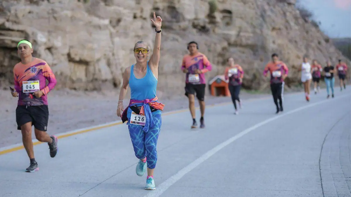 personas-corriendo-carrera-policia-2024-malecon-la-paz