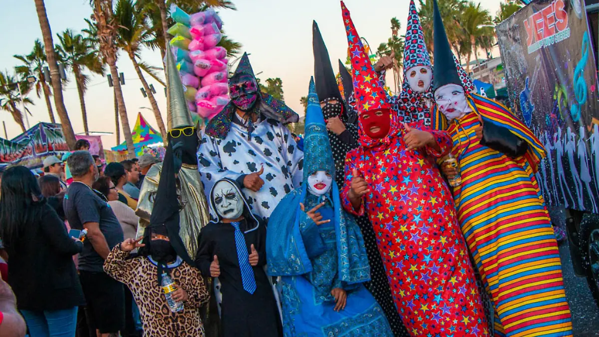 personas-disfrazadas-comparsas-posando-foto-durante-carnaval-la-paz