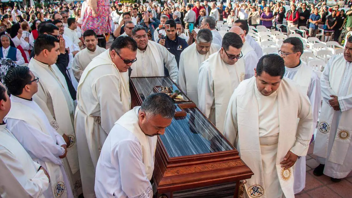 sacerdotes-cargando-ataud-miguel-angel-alba-diaz-despedida